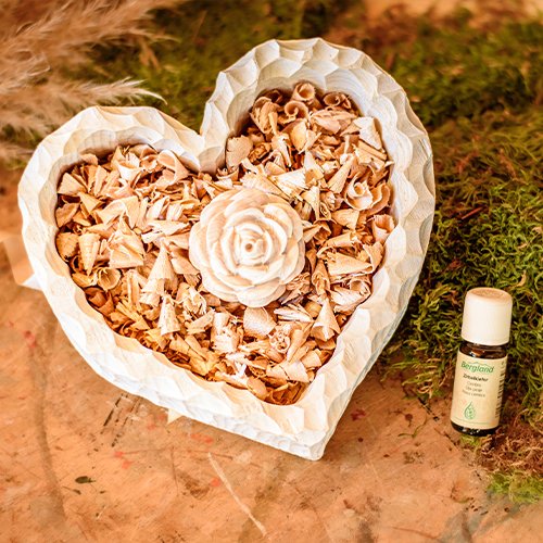 Set: Herzschale mit Zirbenspänen, Rosenblüte und Zirbelöl