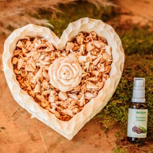 Set: Herzschale mit Zirbenspänen, Rosenblüte und Zirbelkiefer Raumspray