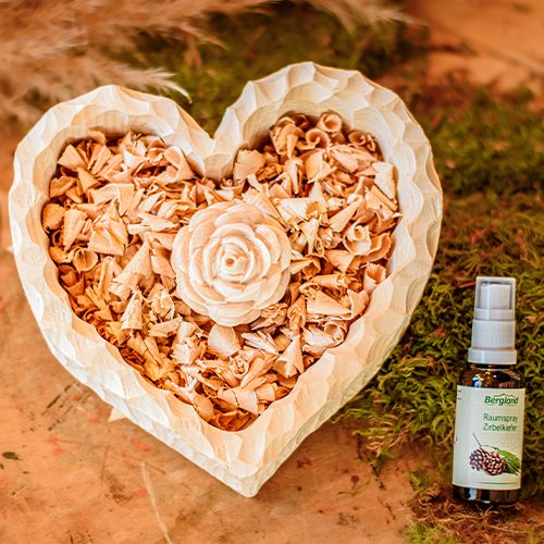 Set: Herzschale mit Zirbenspänen, Rosenblüte und Zirbelkiefer Raumspray